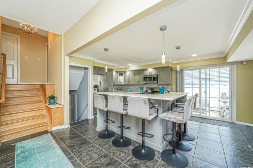 5 Victoria Rd, Babylon NY  11703-1406 exterior