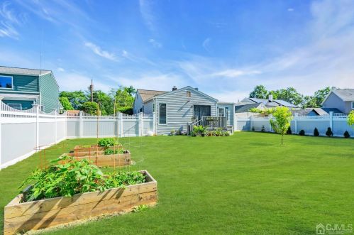 5 Bush Pkwy, East Brunswick NJ  08816-2208 exterior