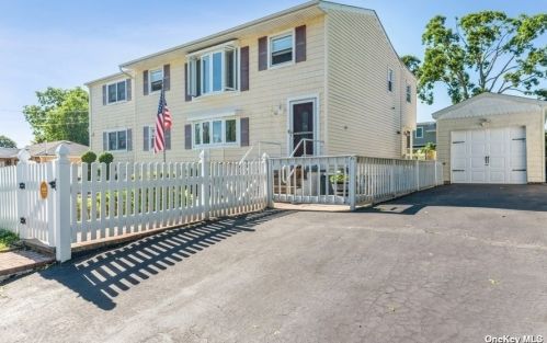 56 Merritt St, North Lindenhurst, NY 11757-1234