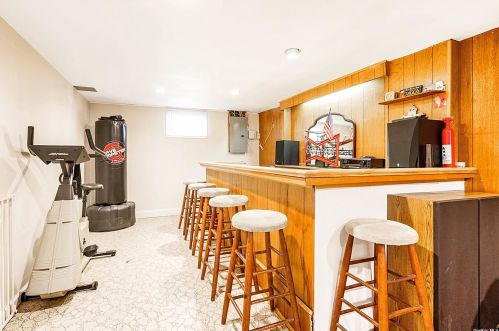 16 Scott St, New Hyde Park NY  11040-1319 exterior