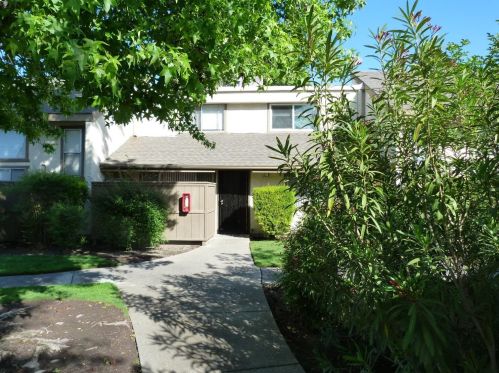 325 Standiford Ave, Modesto CA  95350-1021 exterior