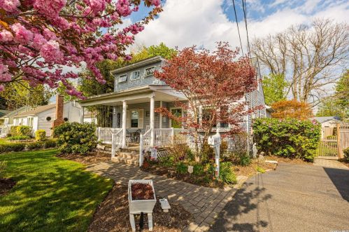 1443 Manatuck Blvd, Bayshore, NY 11706-4919