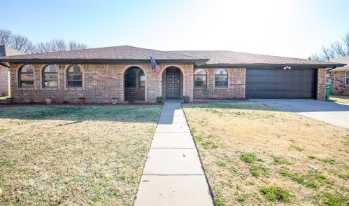 1204 Parliament St, Burkburnett, TX 76354-3117
