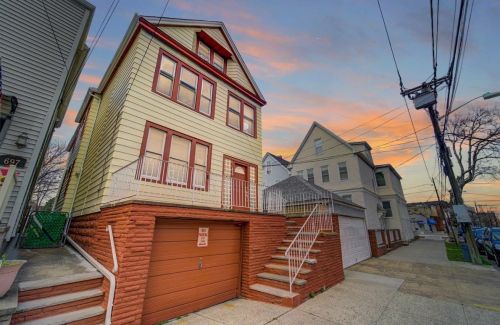 699 Avenue A, Bayonne, NJ 07002-1841