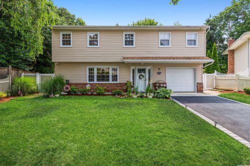 10 Lou Ct, Huntington Station, NY 11747-1601