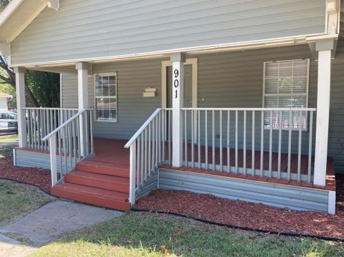 901 Waggoman St, Fort Worth, TX 76110-5114