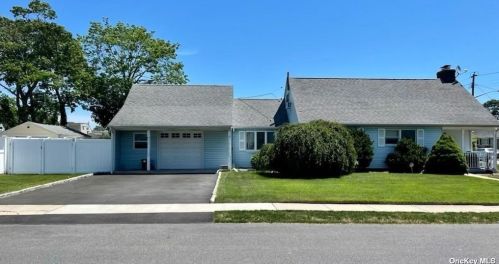 601 Warwick Ave, Copiague, NY 11726-3711
