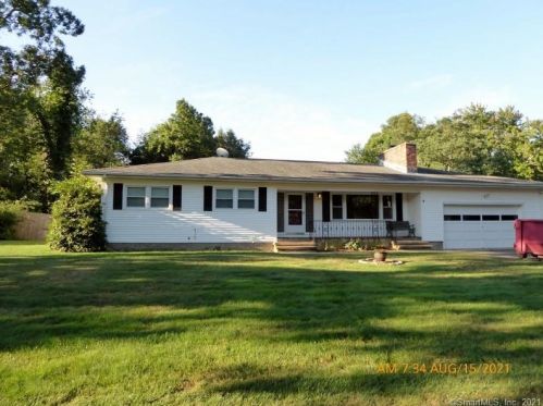 4 Rosewood Dr, Waterbury, CT 06712-1323