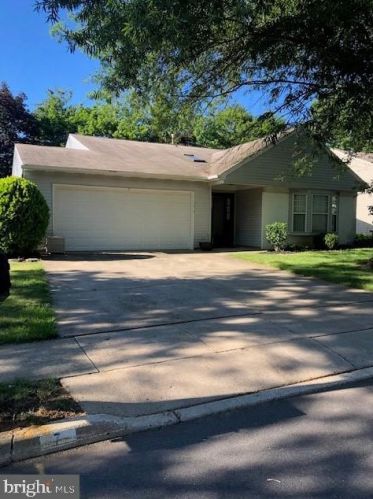 7 Hilltop Ln, Columbus, NJ 08022-1007