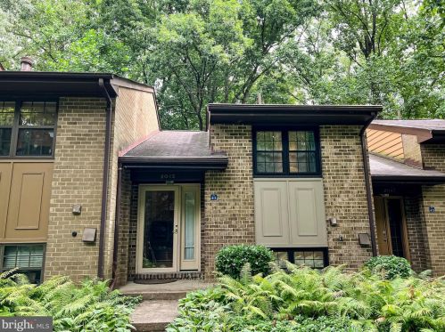 2043 Headlands Cir, Herndon VA  20191-3641 exterior