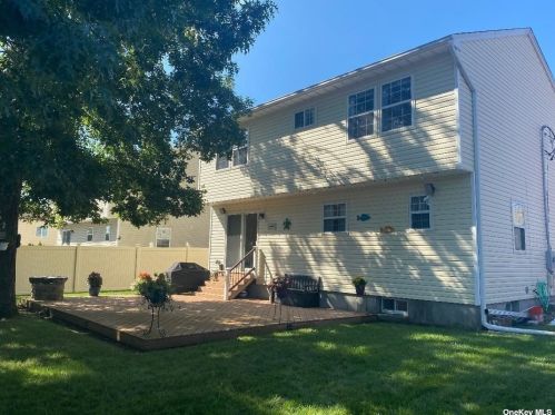 160 Beachview St, Copiague, NY 11726-3602
