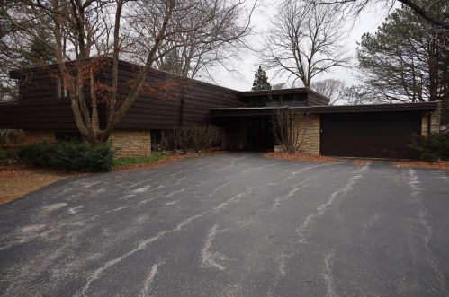9235 Thrush Ln, Milwaukee, WI 53217-1374