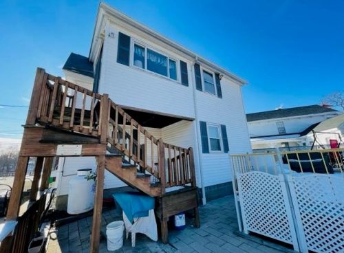 32 Main St, Raymond, NH 03077-2207