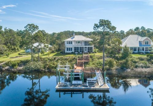 911 Sunset Cir, Carrabelle, FL 32322-5067