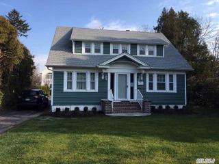 426 Windsor Ave, Brightwaters, NY 11718-1617