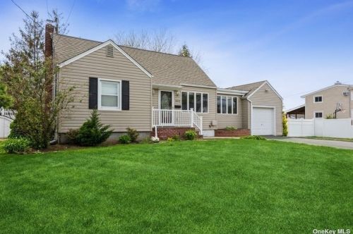 322 Edelweiss Rd, West Islip, NY 11795-2806