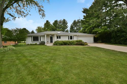 3353 Silver Lake Dr, Oconomowoc, WI 53066-4768