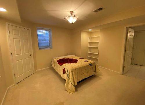 1947 Glen Oaks Ln, Thiensville WI  53092-2903 exterior