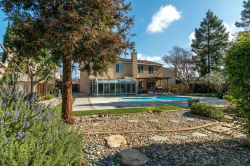 2070 Carousel Dr, Hollister CA  95023-5665 exterior