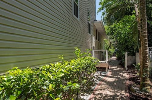 9422 Vanderbilt Dr, Naples FL  34108-2309 exterior