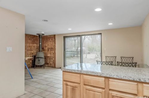 444 Oceanside St, Islip Terrace, NY 11752-1203