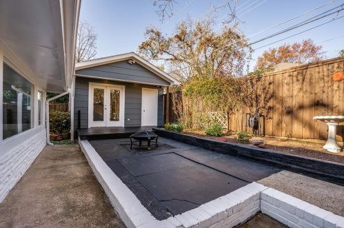 6831 Grand Ave, Dallas TX  75223-1105 exterior