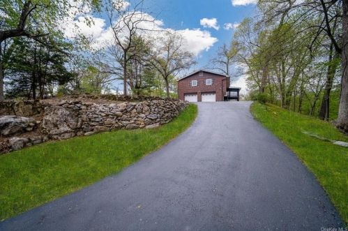 15 Brookland Farms Rd, Poughkeepsie, NY 12601-5820