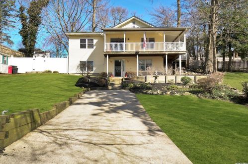 5 Garden Rd, Scotts Beach, NY 11789-1624