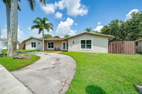 10661 17th Pl, Hollywood, FL 33026-2845
