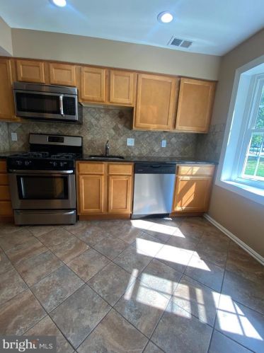 12517 Clipper Dr, Woodbridge VA  22192-2308 exterior