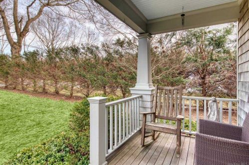 360 Madison St, Pine Neck, NY 11963-3421