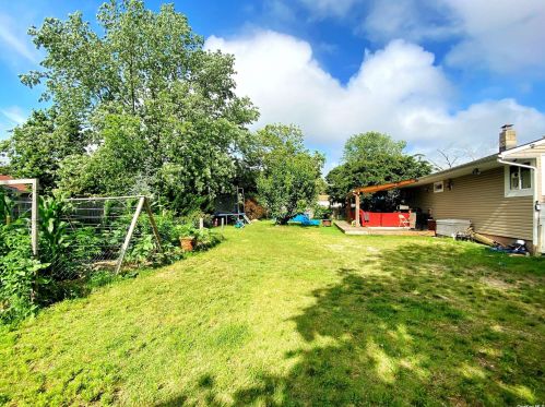 39 Beech St, Central Islip NY  11722-4154 exterior