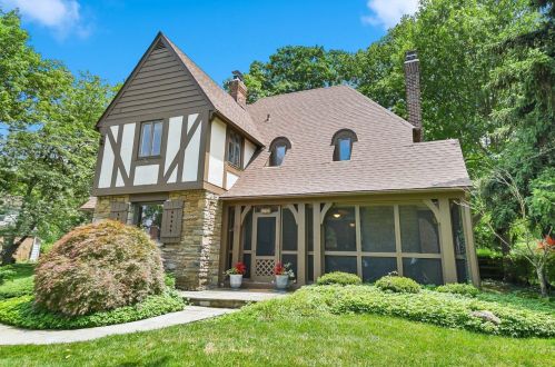 3911 Devonshire Dr, Cincinnati, OH 45226-1301