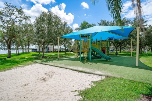 1231 179th Ave, Hollywood FL  33029-3162 exterior