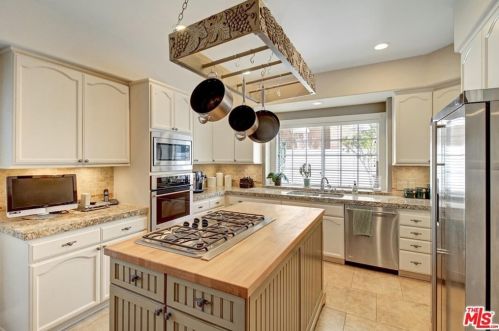 5100 Noble Ave, Van Nuys CA 91402-4509 exterior