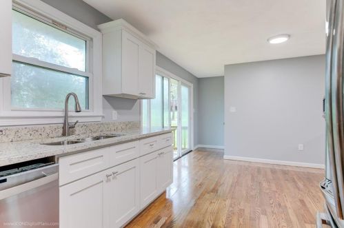 121 Fir Ave, Tiverton RI  02878-1640 exterior