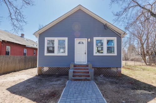 93 11th St, Huntington Station, NY 11746-1729