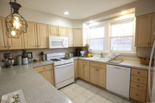 18 Davison Pl, Rockville Centre, NY 11570-5307
