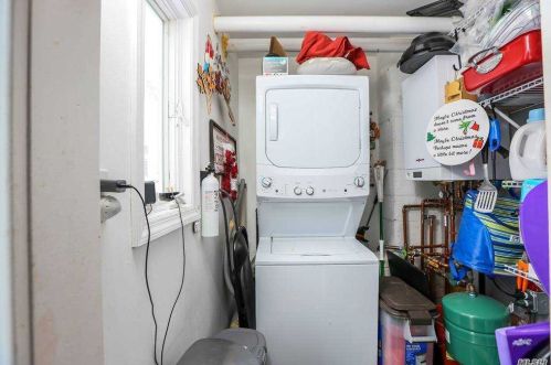 61 Hollywood Ave, North Lindenhurst NY  11757-6704 exterior