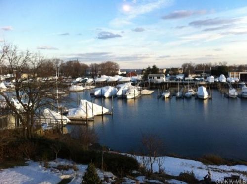 35 Shady Glen Ct, New Rochelle, NY 10805-1842