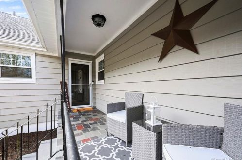 37 Twitchgrass Rd, Bridgeport, CT 06611-4634