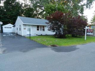4 Daniel Ln, Albany, NY 12205-2215