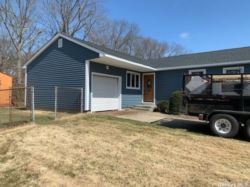 435 Lillian Blvd, Holbrook, NY 11741-3950