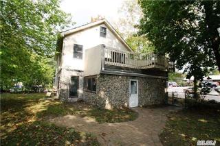 4 New York Ave, Scotts Beach NY  11789-2517 exterior