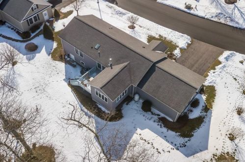 8 Looking Glass Cir, Uncasville, CT 06382-2077