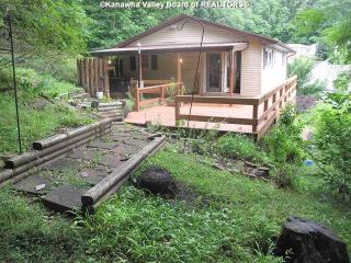701 Westmoreland Dr, Charleston, WV 25302-4044