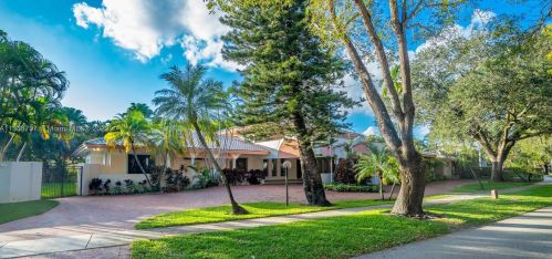 16180 Troon Cir, Hialeah, FL 33014-6558