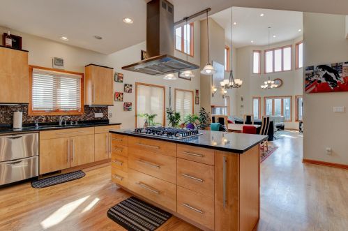 1676 Franklin Pl, Milwaukee, WI 53202-2202