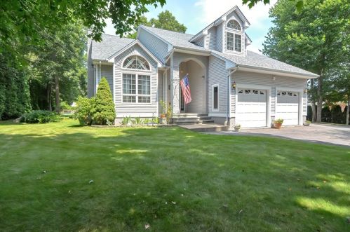 290 Fairway Dr, Fall River, MA 02726-4047