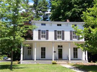 186 Main St, Farmington, CT 06032-3616